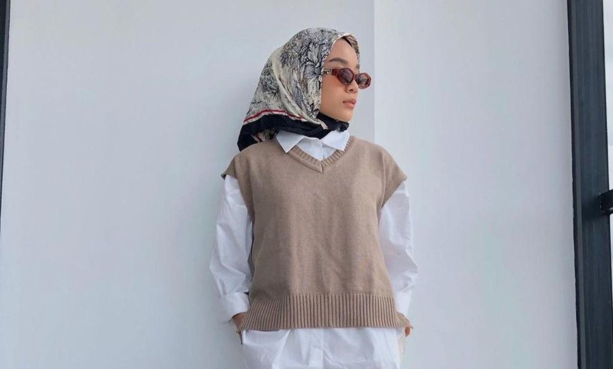 Cara Memilih Sweater Vest dan Kemeja Putih yang Pas untuk OOTD