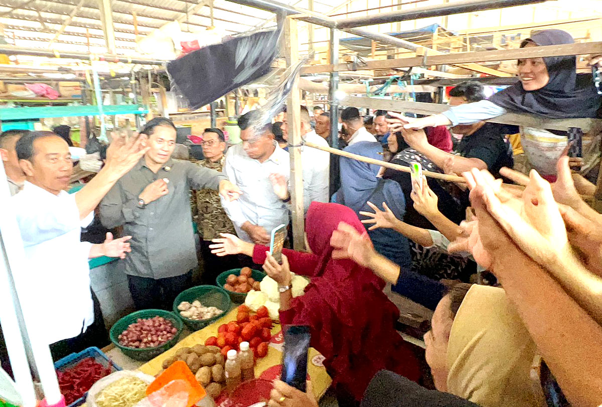 Tepuk Tangan & Sorak-Sorai! Jokowi di Pasar Sekip Ujung, Palembang: Kado Istimewa untuk Pedagang