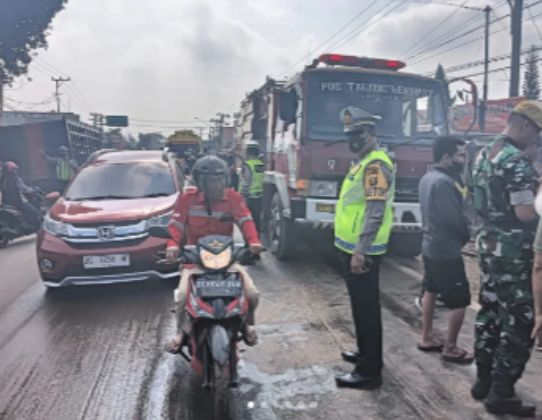 Dampak Toko Klontong Terbakar, Polres Banyuasin Turut Urai Kemacetan Lalin Semuntul