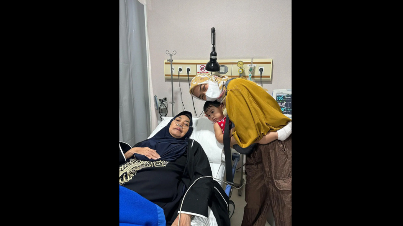 Ibunda Ria Ricis Kembali Masuk ICU Setelah Tiba di Tanah Air dari Mekah, Kondisinya Stabil
