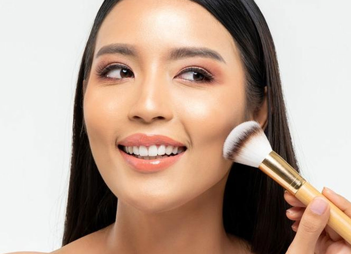 Tampil Lebih Rapi dengan Teknik Blend Foundation Menggunakan Kuas: Langkah dan Manfaatnya untuk Hasil Flawless