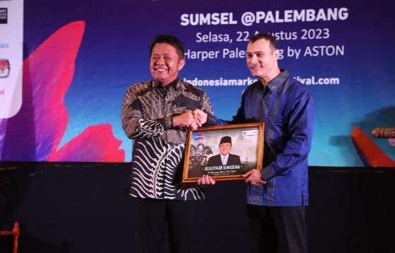 Gubernur Sumsel Herman Deru Raih Penghargaan Bimasena dalam Indonesia Marketing Festival 2023