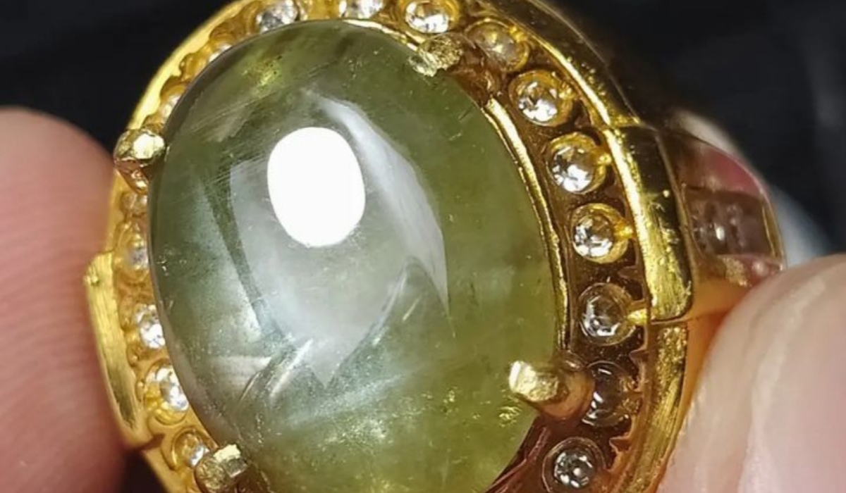 Keanggunan Cincin Perak dengan Microsetting Tebal untuk Batu Akik Permata Hijau