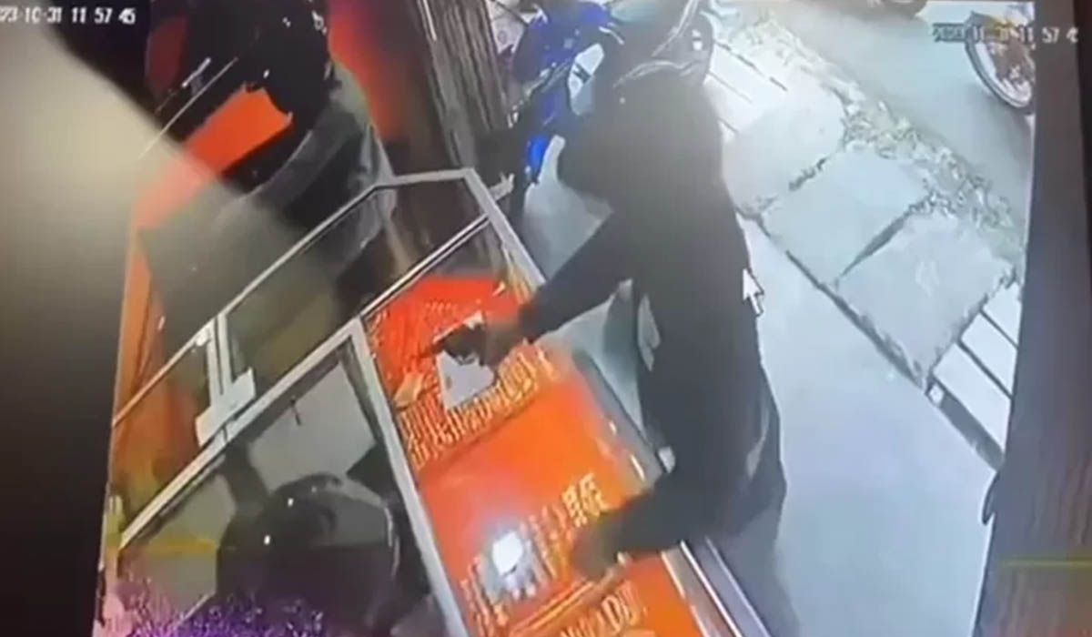 Pali Sumsel Heboh! Toko Emas Dirampok Pakai Pistol Siang Bolong, Pelaku terekam CCTV !