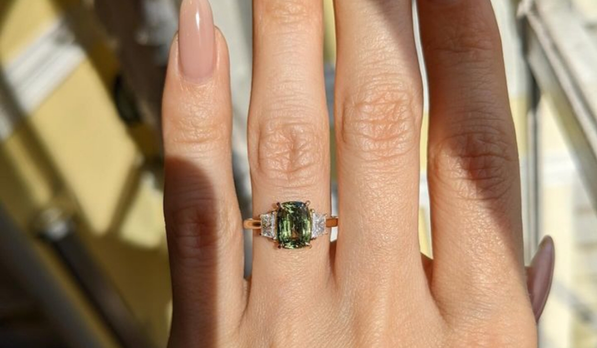 Pesona Elegan! Intip Gaya Tiga Batu Abadi Green Sapphire Three-Stone Ring