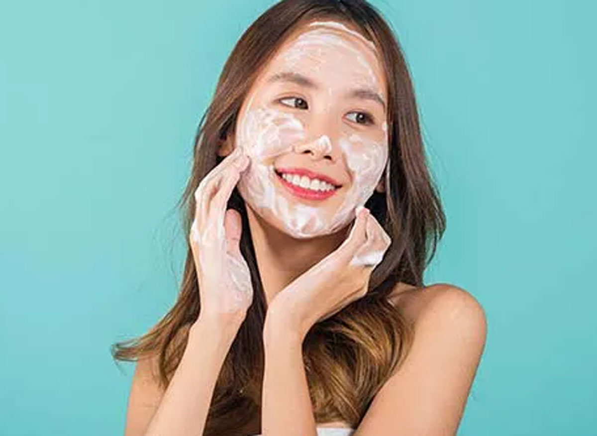 Langkah Kedua Skincare Malam: Pentingnya Membersihkan Wajah dengan Sabun yang Tepat