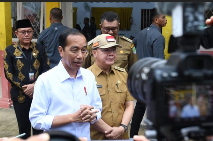 Emak-emak Berani Terobos Paspampres untuk Sampaikan Keluhan kepada Jokowi