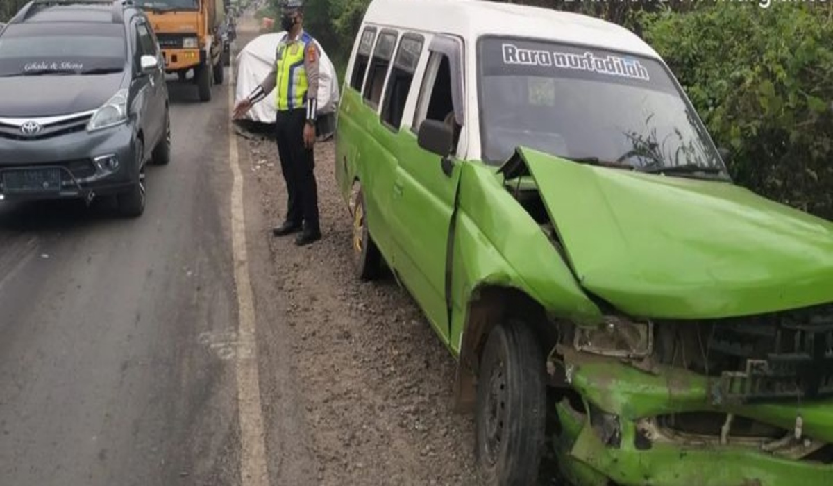 Minibus Kecelakaan di KM. 32 Desa Pulau Harapan Banyuasin 
