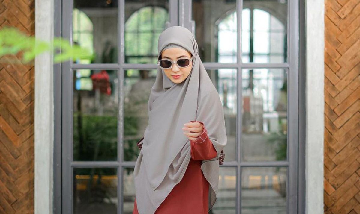 Tampil Stylish di Mall: Kombinasi All-Black dan Hijab Netral ala Natasha Rizky!