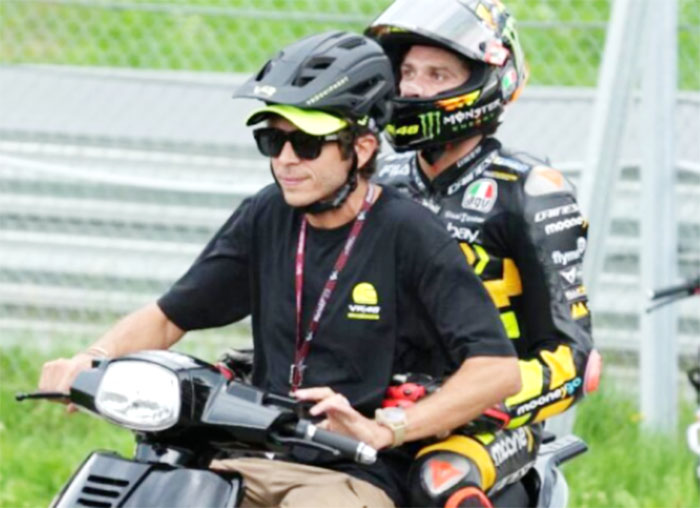 Kisah Tak Terlupakan! Rossi jadi 'Tukang Ojek' bagi Bezzecchi dalam Sesi Latihan MotoGP Austria 2023