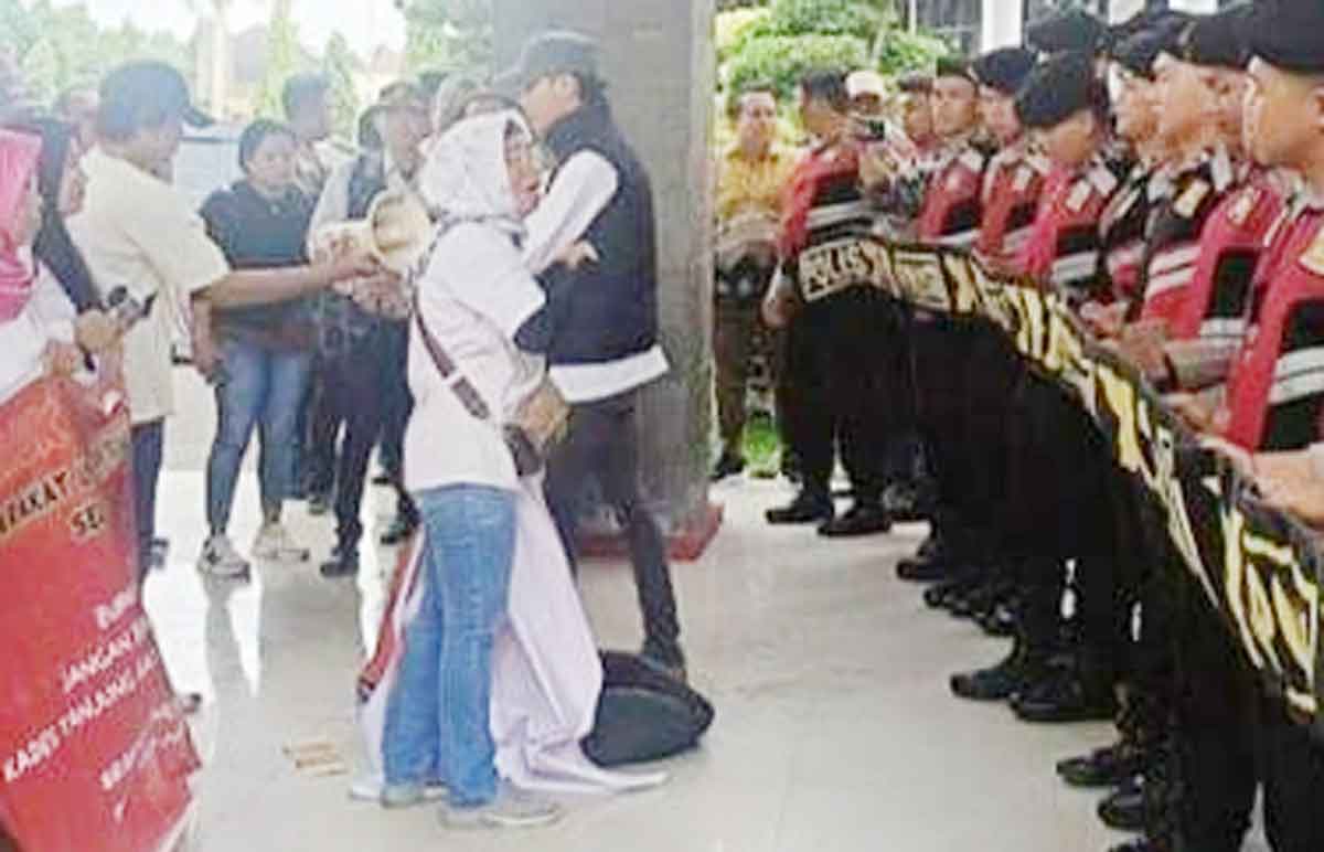 Ratusan Warga Tanjung Batu Tulung Selapan Demo di Kantor Bupati OKI, Tuntut Pemecatan Kepala Desa
