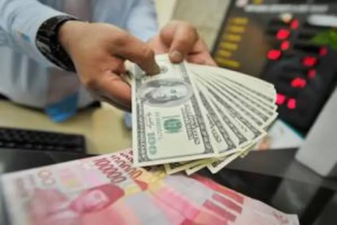 Rupiah Rabu Siang Melemah ke Rp15.578/USD; the Fed Pertahankan Kebijakan Ketat