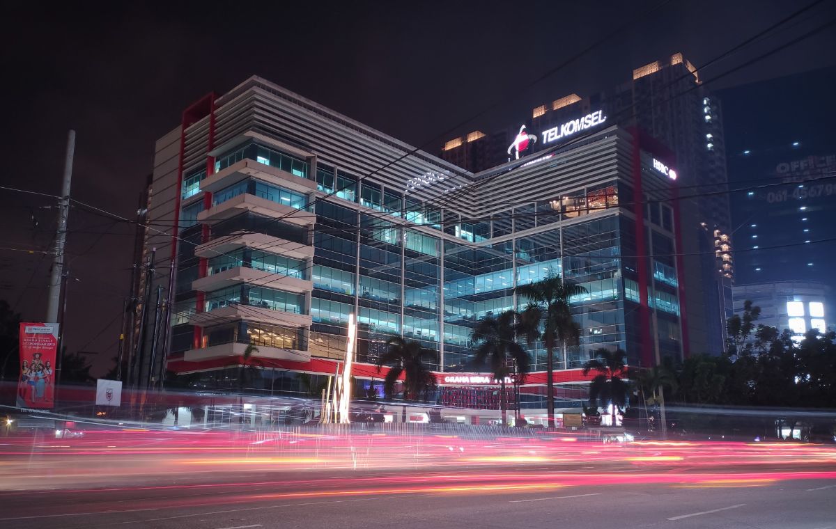 Buruan Cek! Potret Kota di Malam Hari: Kamera Ultra-Wide Realme C15 Tangkap Keindahan Arsitektur Urban!
