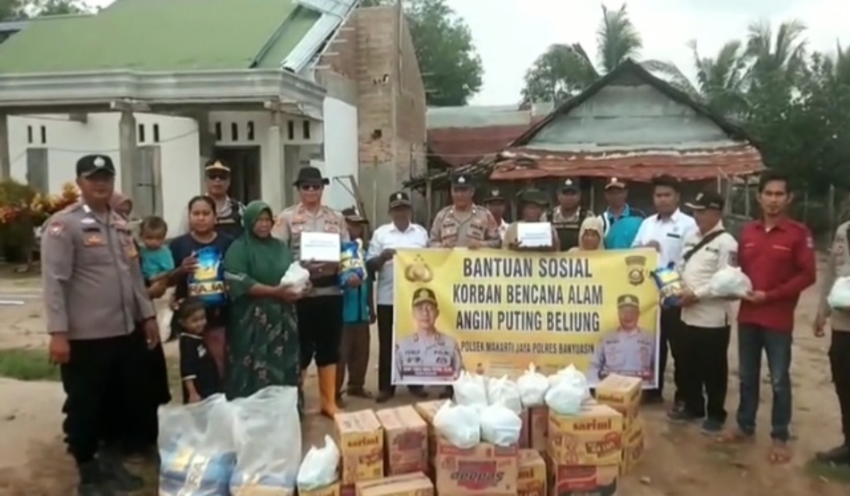 Bantuan Sosial Kapolsek Makarti Jaya untuk Korban Angin Kencang