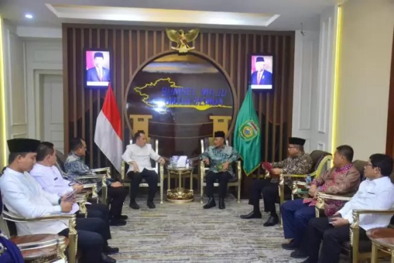 Shalat Istisqa Jadi Solusi Karhutbunlah, Bupati Minta Turun Hujan