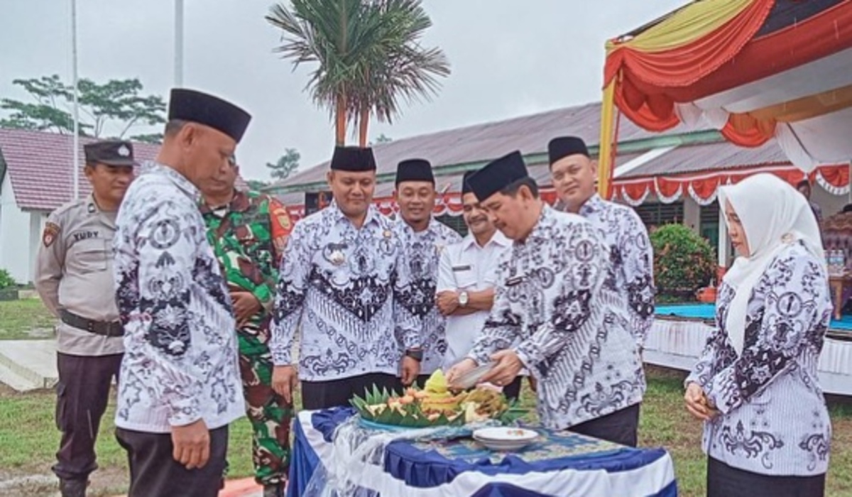 Aminuddin Makmun Pimpin Pemotongan Tumpeng dalam Peringatan Hari Guru Nasional di Banyuasin