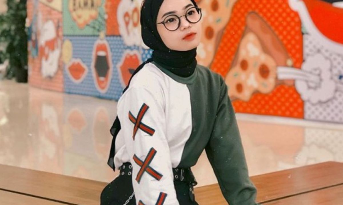 Padanan Gaya Hijab Korea yang Simple dan Chic untuk Tampil Stylish: Classic Vest Lho!