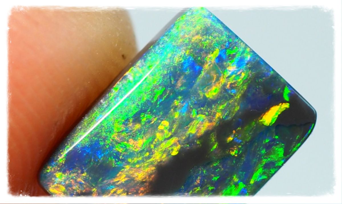 Optik Mengagumkan Black Opal Lightning Ridge: Keindahan Permainan Cahaya dan Bayangan yang Abadi