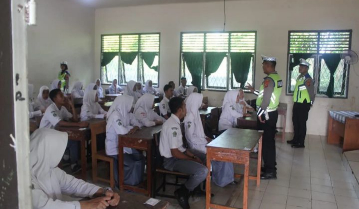 Aipda Prayitno Pimpin Police Goes to School Upayakan Keselamatan Dini Berlalu Lintas di MAN 1 Banyuasin