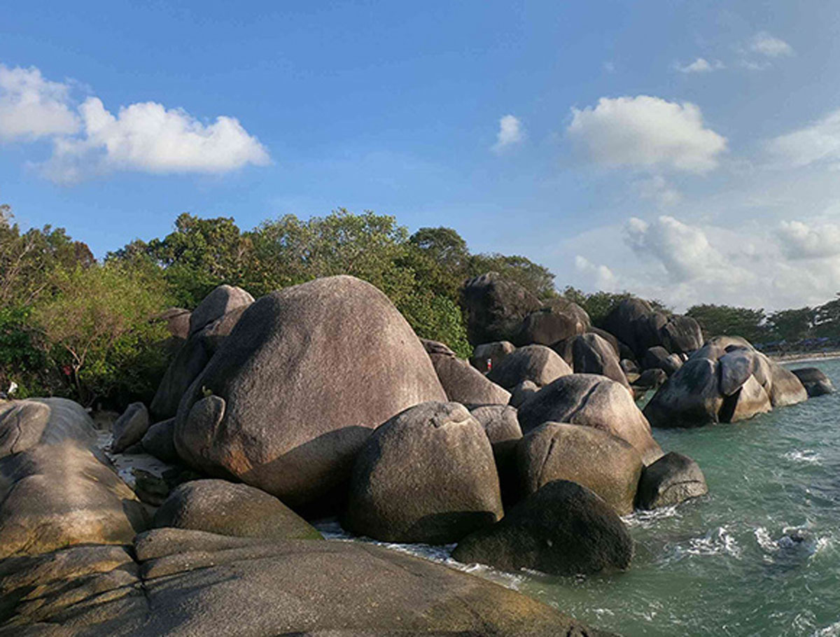 Pesona Pantai Tanjung Tinggi: Destinasi Ikonik di Belitung