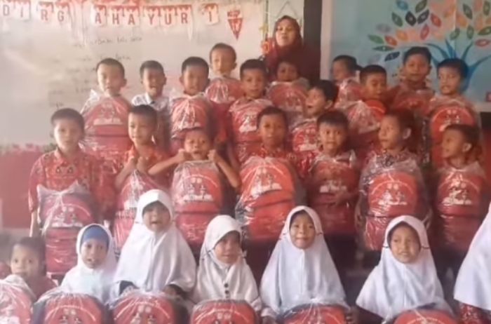 Tambah Semangat Belajar, Anak SD Banyuasin Dapat Hadiah Alat Sekolah 