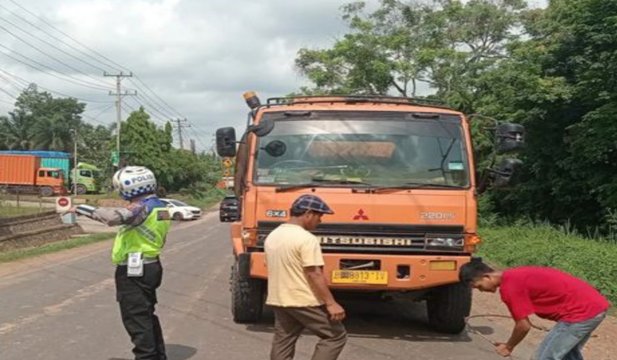 Evakuasi Sukses! Polres Banyuasin Atasi Mogok Truck Tangki di Jalintim KM. 52 Dekat SPBU Seterio