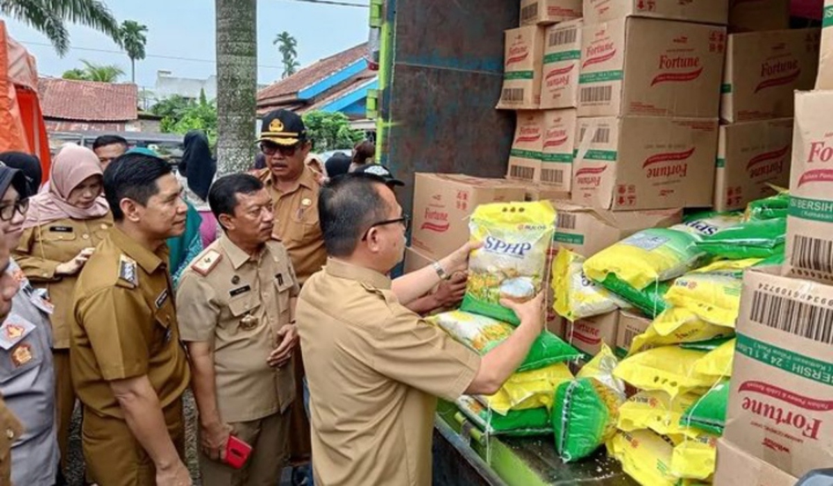 Harga Terjangkau, Pj. Bupati Banyuasin Berhasil Menekan Inflasi dengan Bazar Murah di Talang Kelapa