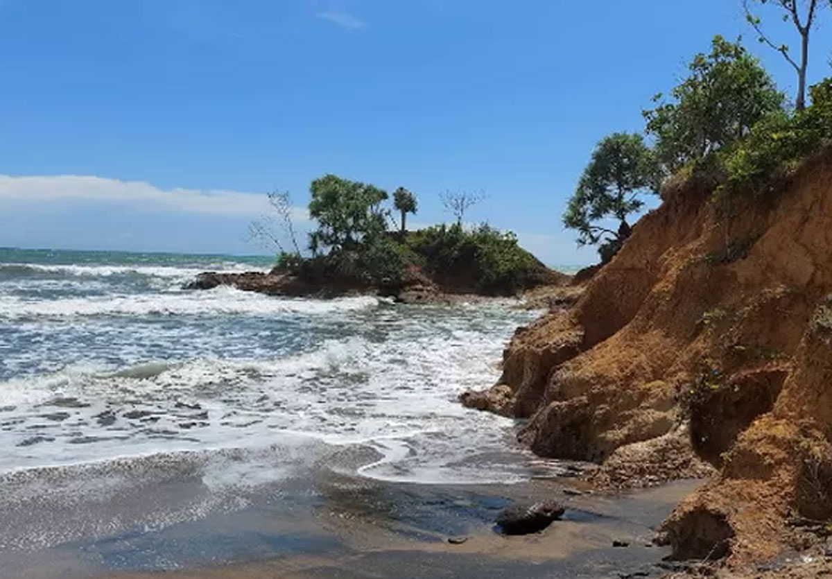 Menikmati Keindahan Danau Pinggir Pantai di Desa Padang Betuah