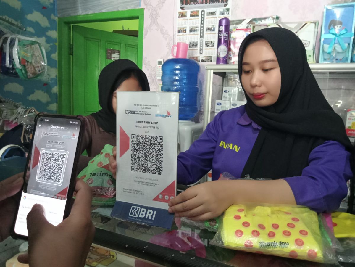 Belanja Lebih Praktis di NKHZ Baby Shop Prabumulih dengan QRIS BRI