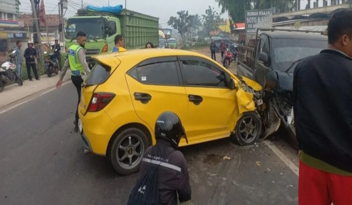 Berita Terkini: Kecelakaan Beruntun di Jalintim Palembang - Jambi, Minibus Hilang Kendali