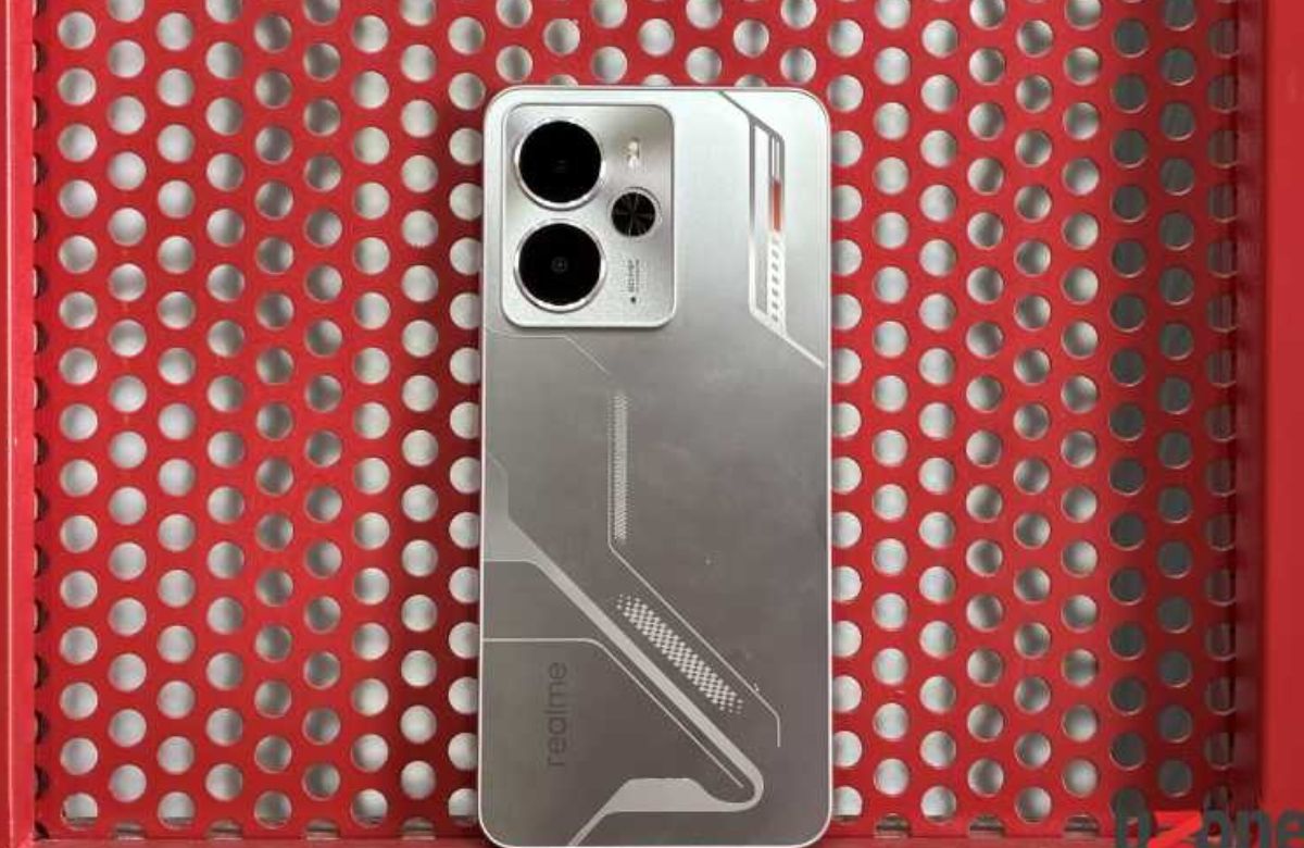 Mantap! Realme Gandeng Aston Martin Aramco F1: Kolaborasi Teknologi dan Balap Berkelas Dunia!