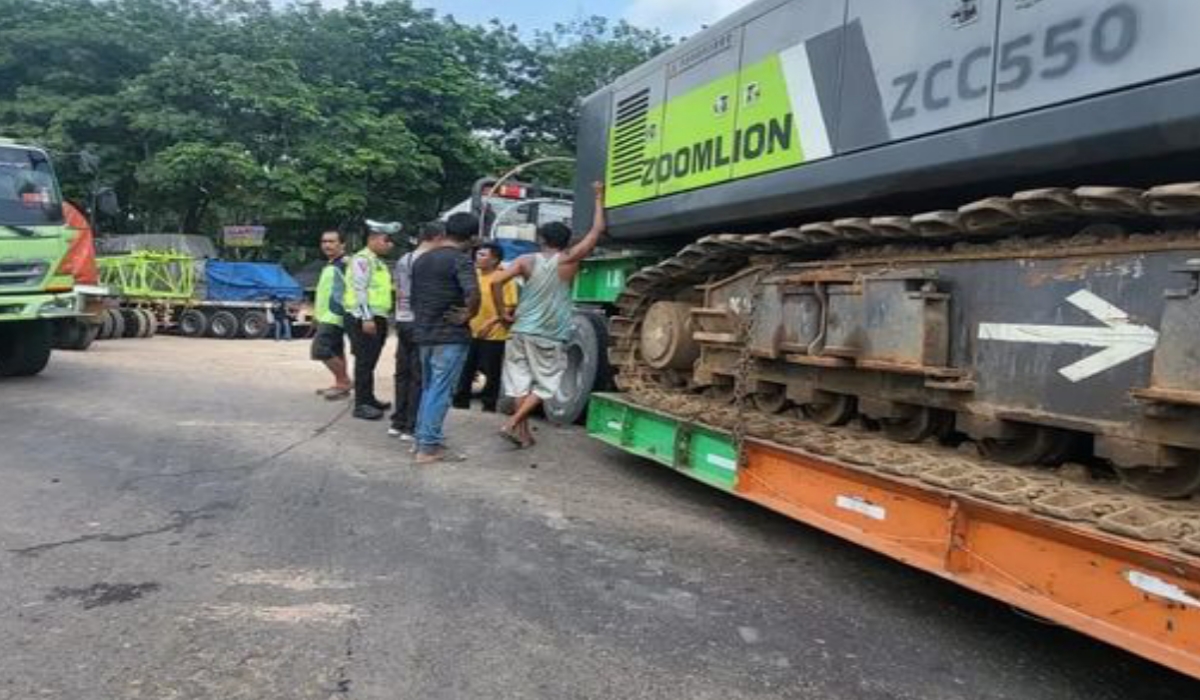Truck Trailer Tersangkut di KM. 53 Jalintim Personil Satlantas Banyuasin Hadapi Tantangan