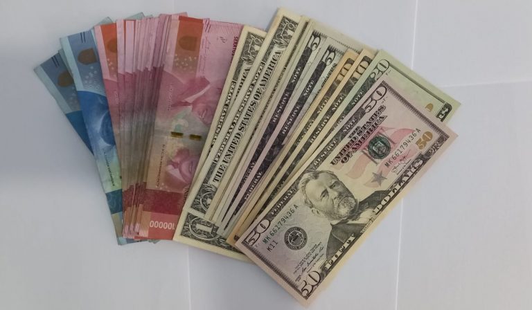 Rupiah Kamis Siang Melemah ke Rp15.428/USD; Balik Meninggalkan Sebulan Terkuatnya