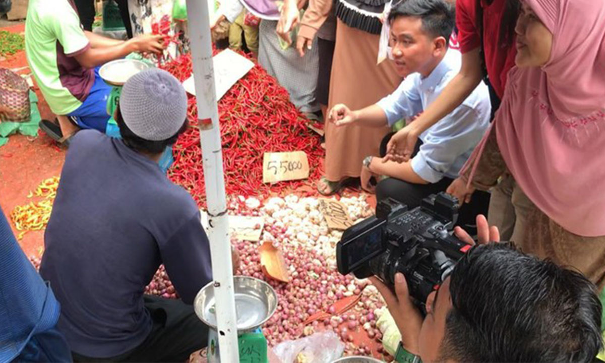 Kejutan di Pasar 26 Ilir Palembang! Gibran Rakabuming Raka Borong Cabai dan Langsung Dibagi ke Warga Palembang