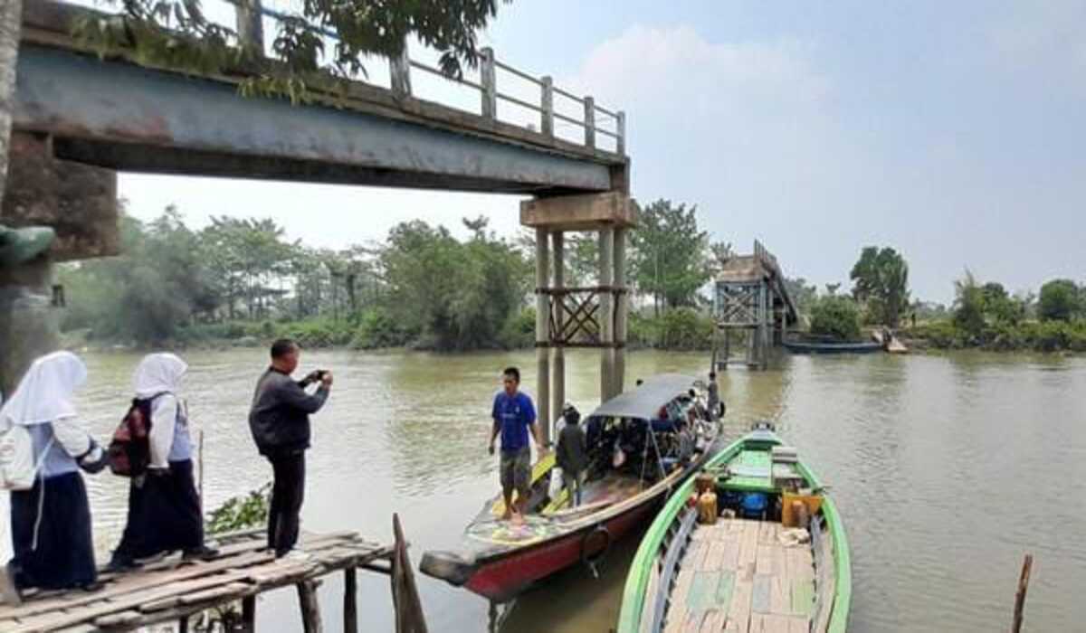 Akibat Jembatan Runtuh, 600 KK Merah Mata Banyuasin Terisolir 