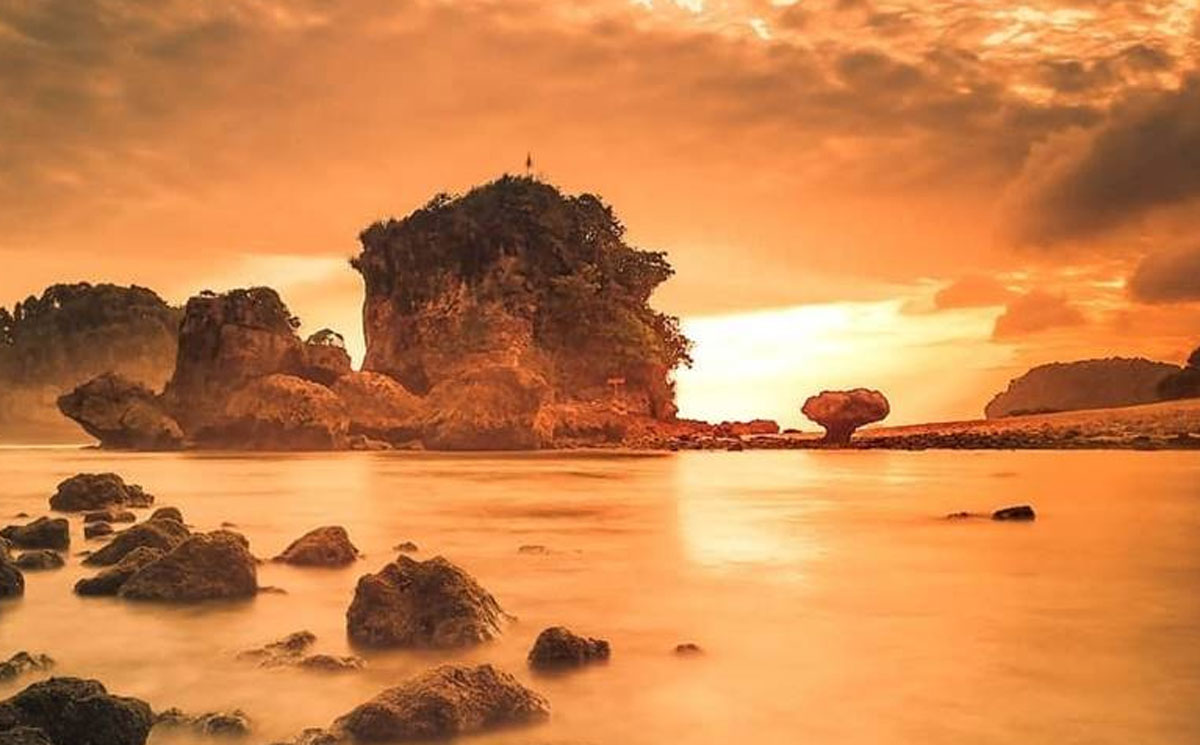  Pantai Watu Leter: Surga Tersembunyi di Malang Selatan yang Wajib Dikunjungi