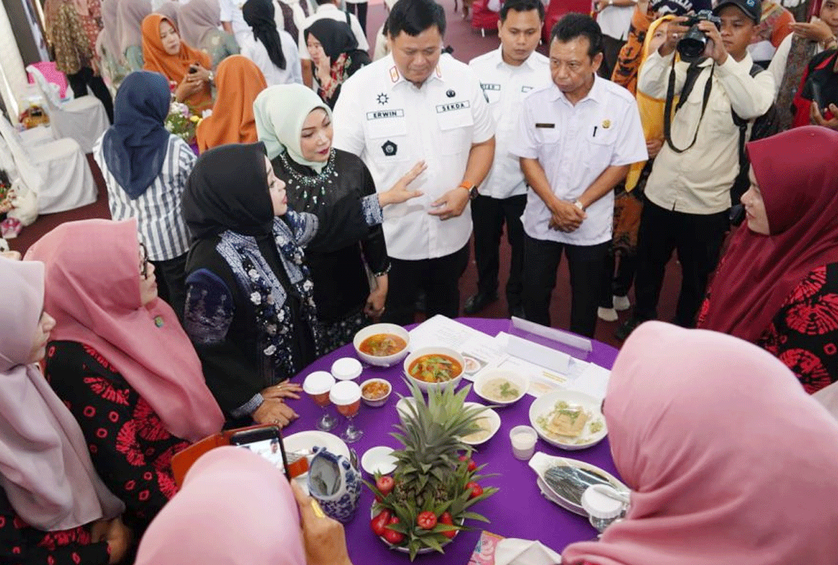 GEMARIKAN! Menggali Keseruan Ibu PKK Banyuasin dalam Mengolah Ikan di Festival Pempek & Lomba Masak Serba Ikan