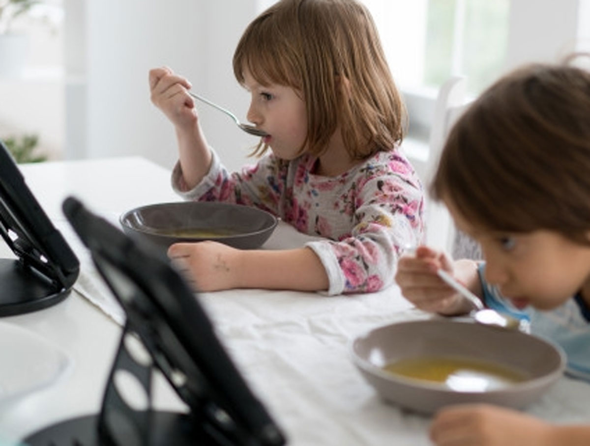 Apakah Anak Makan Sambil Nonton Gadget Bisa Sebabkan GTM? Simak Penjelasan Dokter