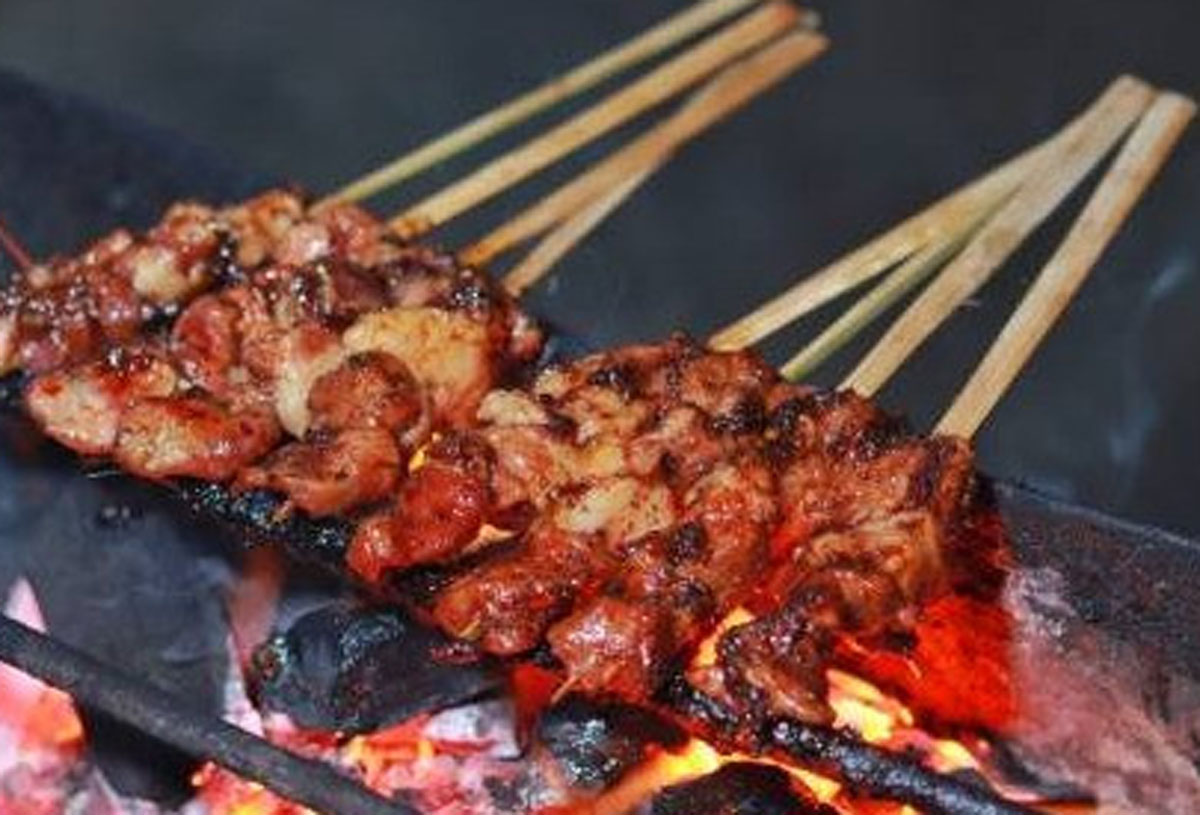 Waspada Menikmati Lezatnya Sate Kambing: Nikmat Sesaat, Risiko Kolesterol Mengintai