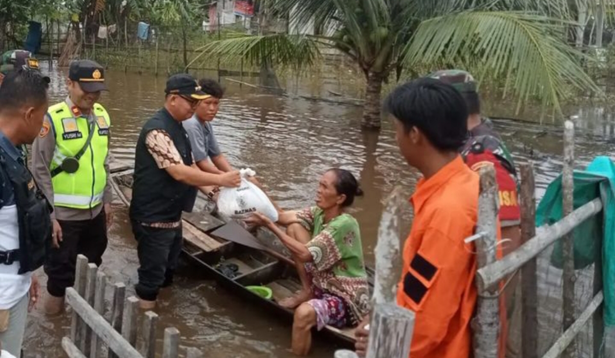 Kapolsek, Camat, Danramil, dan BPBD Banyuasin Cek Lokasi Banjir di Desa Pagarbulan dan Salurkan Bantuan Sosial