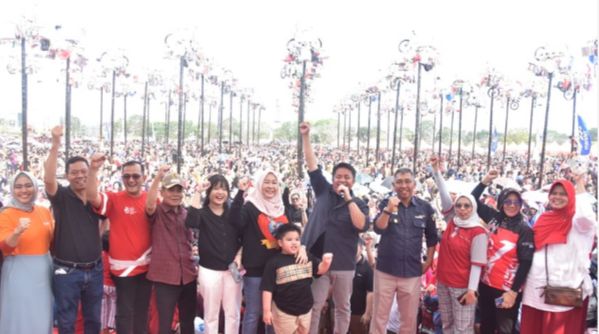 Panjat Pinang Meriahkan HUT RI ke-78 di Lapangan OPI Jakabaring Palembang