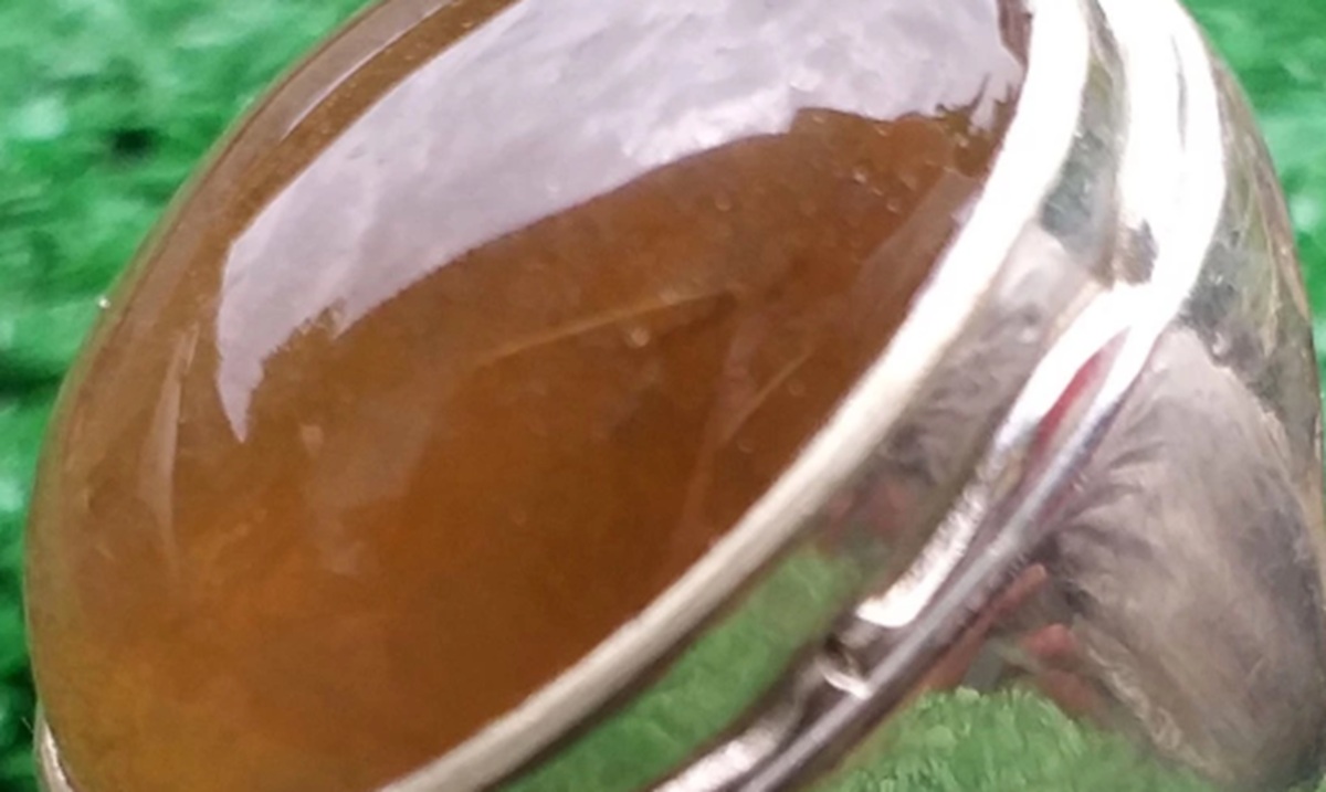 Pesona Batu Kecubung Teh Kalimantan, Keindahan Alami yang Diburu Kolektor