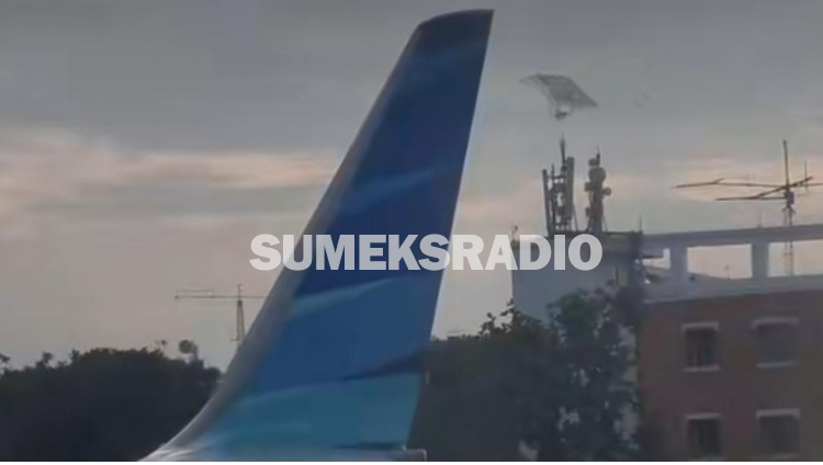 Viral! Maskapai Garuda harus Tunda Penerbangan Akibat Layang-Layang Tersangkut di Sayap