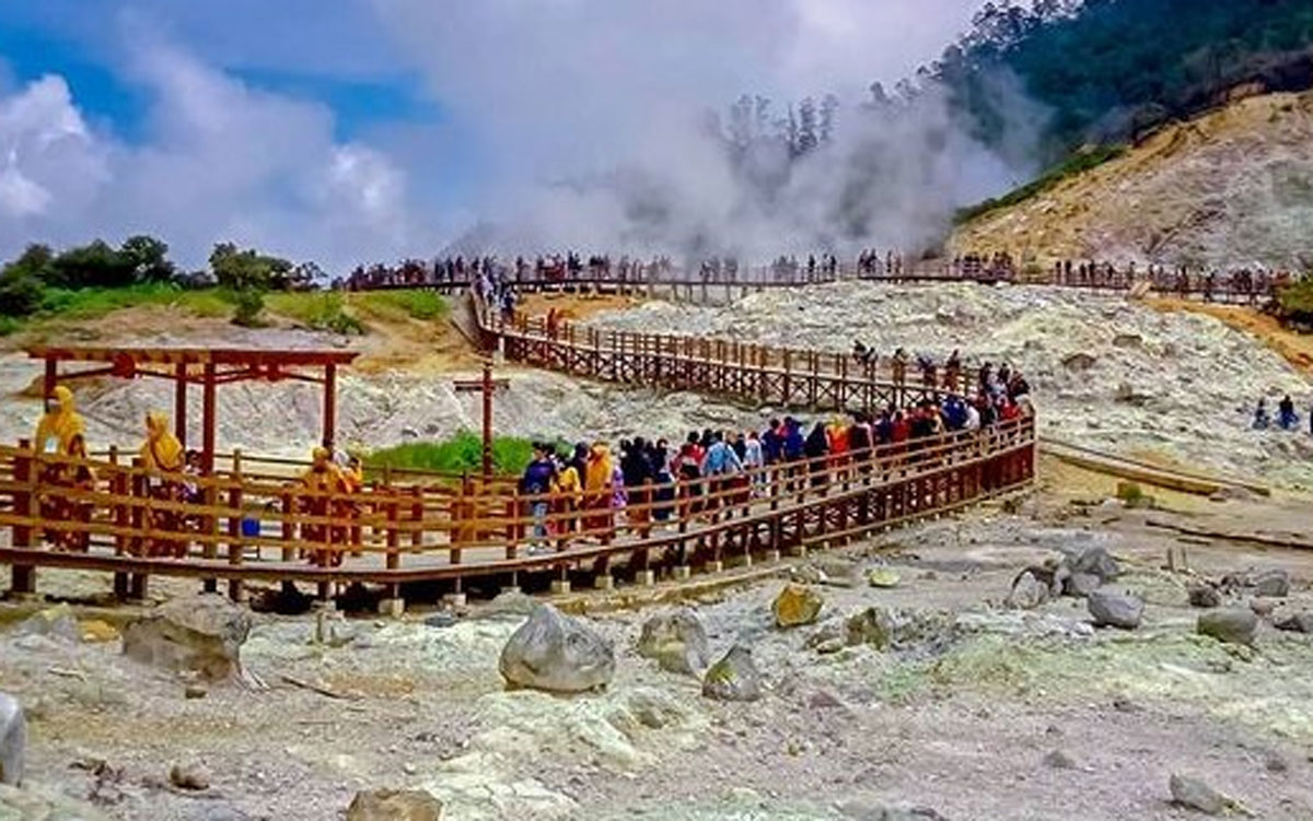 Kawah Sikidang: Keajaiban Vulkanik yang Menggoda Wisatawan di Dieng