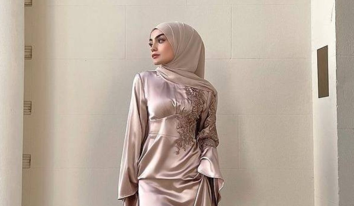 Lihat Yuk! Mengenakan Satin Dress untuk Kondangan Hijab yang Glamor: Tampil Mewah dan Elegan Lho!