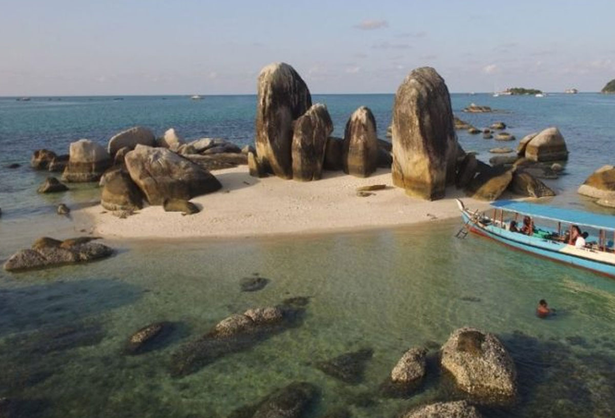 Pesona Pasir Putih dan Laut Jernih di Pulau Batu Berlayar: Destinasi Eksotis Bangka Belitung