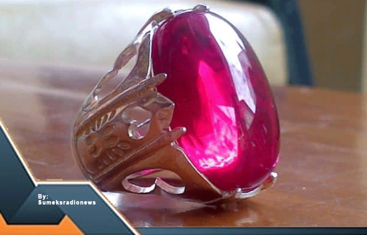 Batu Ruby Star: Kilauan Merah yang 'Fashionably Fierce' Mengguncang Dunia Perhiasan!