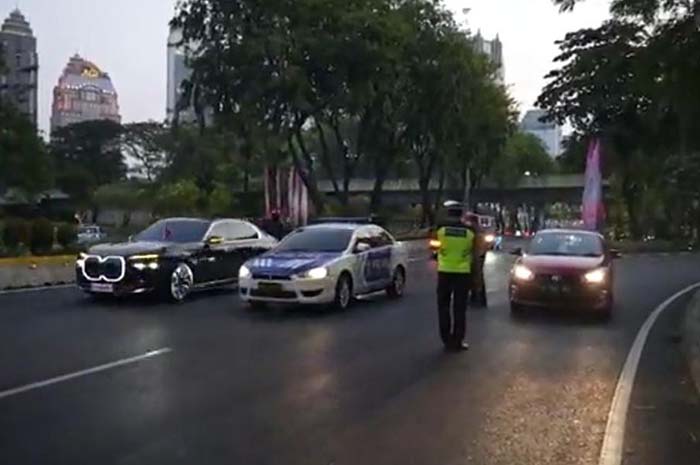  Video Viral Polisi Teriaki Polisi Pengemudi Mobil Patroli yang Nyaris Menyentuh Rombongan Laos
