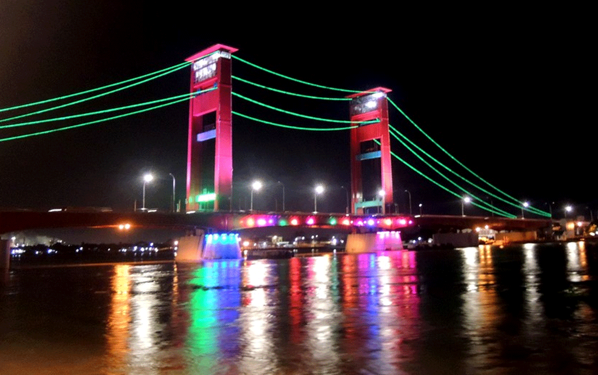 Spot Foto Malam Terbaik di Palembang! Ampera, Jembatan Hits yang Wajib Masuk Feed Instagram Kamu!