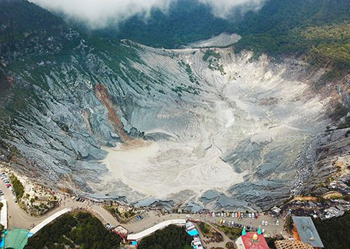 Gunung Tangkuban Perahu: Legenda dan Keindahan Alam yang Memikat